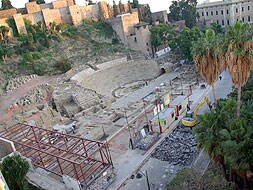 RESTOS. Las excavaciones arqueológicas transformarán la calle Alcazabilla y su entorno en un escaparate sobre la historia de la ciudad y en uno de sus espacios más interesantes a nivel cultural. / EDUARDO NIETO