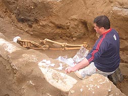 SEPULTURA. Los cuerpos de la necrópolis medieval estaban enterrados en decúbito lateral y orientados hacia La Meca. / SUR