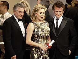 GLAMOUR. Catherine Deneuve, entre Robert de Niro y Sean Penn. / ERIC GAILLARD. REUTERS