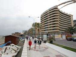 El hotel Meliá Costa del Sol, uno de los más emblemáticos de Torremolinos, en el paseo marítimo de El Bajondillo. / SUR