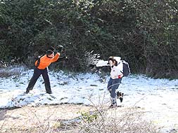 EL TORCAL. Jóvenes, en una guerra de bolas de nieve. / A. FUENTES