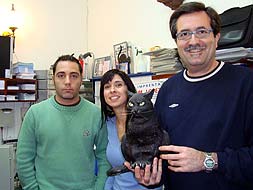 Miguel Ángel Jiménez Meliveo (derecha), junto a dos empleados de la administración Nº. 5 'El Gato Negro', situada en calle Méndez Núñez. / Foto: RAQUEL MERINO