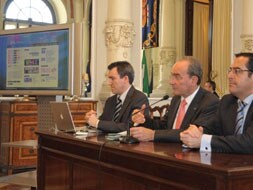 Un momento de la presentación de la web en el Ayuntamiento esta mañana. / SUR