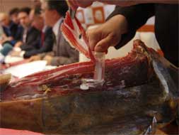 Cada año se registran en España más de 57.000 accidentes producidos por cortes con el jamón.