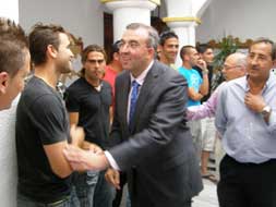 El alcalde de Estepona homenajea a la Unión Estepona por el ascenso a Segunda B