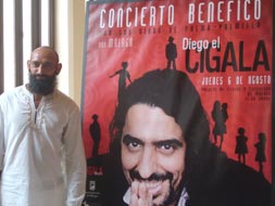 'El Chule' junto al cartel de presentación del concierto. / M.S.