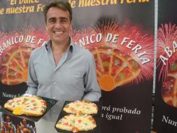 Francisco Sánchez, director del Centro de I+D de la Pastelería Andaluza, con algunos ejemplares del dulce