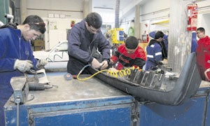 Los cursos para desempleados con compromiso de contratación son subvencionados por la Junta de Andalucía, que este año ha invertido más de tres millones de euros en los 45 ciclos previstos en Málaga. / SUR