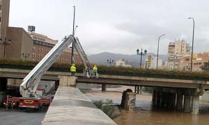 Los bomberos cortaron el Puente de Tetuán. :: PEDRO J. QUERO
