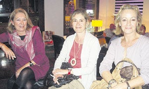 Julia Torres, Mari Paz Torres y Mercedes Marín, en El Café de Bolsa. / beatriz herrera