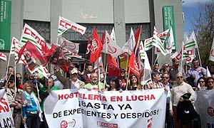 La manifestación discurrió desde el Centro Cívico hasta la entrada de la Delegación de Empleo.:: SUR