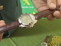 Sorprenden a once chinos copiando con 'relojes espía' en el examen de conducir