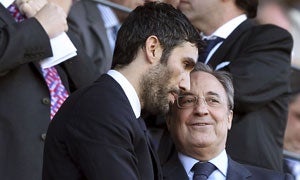 Fernando Sanz charla con Florentino Pérez. :: EFE