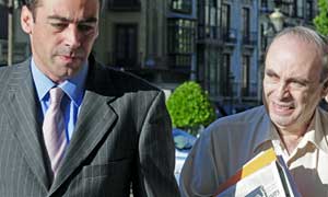 Francisco Javier Urquía (i), acompañado por su padre, el magistrado y ex presidente de la Audiencia de Alicante, Faustino Urquía. EFE