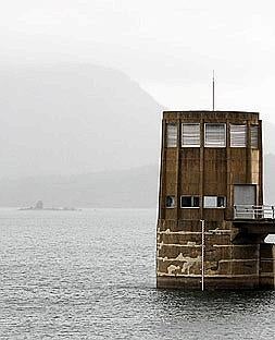 El pantano Guadalhorce-Guadalteba, en la tarde de ayer, tuvo que desembalsar al encontrarse cerca de su límite ::                             SALVADOR SALAS