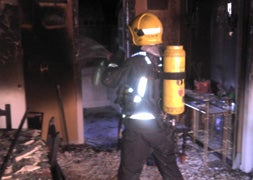 Desalojadas cinco viviendas por un incendio en un edificio en Antequera
