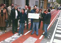 Los vecinos, en el carril bici con carteles de protesta. / Carlos Moret