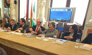 Los alcaldes de Sevilla y Málaga, en el centro, en la firma de esta mañana. :: Salvador Salas