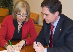 Adelaida de la Calle y Joaquín Luque firman las escrituras de la Fundación. / SUR.es