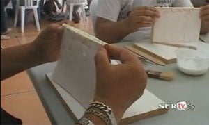 Los asistentes al taller hicieron sus propios cuadernos. :: Vídeo Juan Soto / Lara Ganfornina / Salvador González