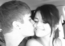 Foto publicada por el propio Justin Bieber dándole un beso a Selena Gómez en su 19 cumpleaños.