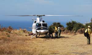 Uno de los helicópteros que han participado en las tareas de extinción. / Eugenio Cabezas