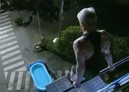 Salta desde 11 metros a una piscina ¡de 30 cm. de profundidad!