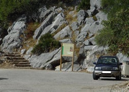 Zona del aparcamiento de la Cueva de la Pileta, donde se cometieron los robos en los vehículos. :: GUARDIA CIVIL