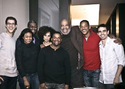 Will Smith, junto a algunos de los actores de 'El príncipe de Bel Air'. / Facebook