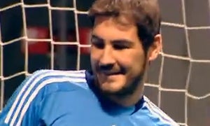 Un Iker Casillas desfigurado no se pierde el Partido de la Ilusión