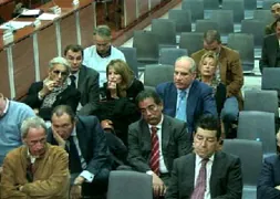 Piero Montaldo, a la izquierda con gafas de sol, hoy en la sesión del juicio del 'caso Malaya'.