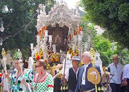 Rocieros de la Hermandad de Málaga, delante de la carreta del simpecado. .:: Eduardo Nieto