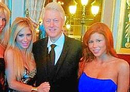 Bill Clinton aparece con dos actrices porno en Mónaco