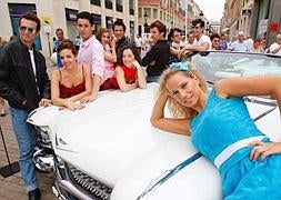 Los alumnos, con los coches de época a la entrada a calle Larios. / Antonio Salas