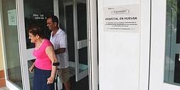 Un cartel colgado a las puertas del centro sanitario avisa a los usuarios de la huelga. ::
JOSELE-LANZA