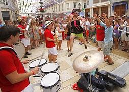 Una charanga anima a las personas que pasean por la calle Larios para disfrutar del último día de la feria del Centro. :: Álvaro Cabrera