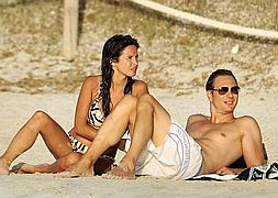 Paula Prendes y Javier Cárdenas disfrutando de la playa.