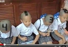 Los cuatro hermanos con los números en la cabeza que los diferencian. / Vídeo: Youtube