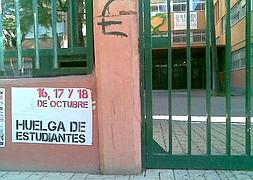 Un cartel informa sobre los días de paro en un instituto de la capital.:: Fernando González