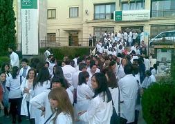 Concentración de médicos esta mañana a las puertas de Carlos Haya.:: Fernando González