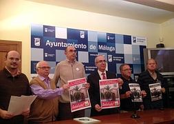 Eduardo Zorrilla y Pedro Moreno Brenes (centro) con carteles de la campaña.:: A. R. M.