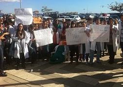 Los médicos residentes en huelga se concentran en la Ciudad de la Justicia para protestar contra el SAS