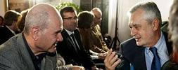 Griñán habla con Chaves antes del acto. / Efe