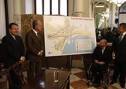 El alcalde, Francisco de la Torre, durante la presentación de la remodelación de la red de autobuses urbanos.:: Antonio Salas