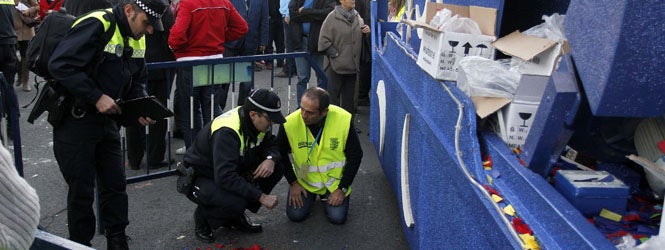 Agentes junto a la carroza en la que ocurrió el accidente. / Álvaro Cabrera