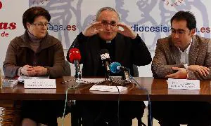 La vocal de la Confer, la hermana María Mateo, el vicario episcopal para la Acción Caritativa y Social, Gabriel Leal, y el director de Cáritas en Málaga, Francisco José Sánchez Heras. A. Salas