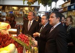 Juan Ignacio Zoido compró en el mercado central una caja de fresas de Huelva.:: A. M. R.