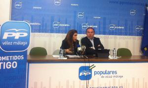 La diputada del PP, María Baena, y el alcalde de Vélez, Francisco Delgado