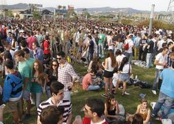 La Fiesta de la Primavera volvió a reunir a miles de estudiantes junto al auditorio municipal. :: Álvaro Cabrera