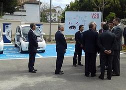 El príncipe Felipe pone como ejemplo para superar la crisis el proyecto de coches eléctricos de Málaga